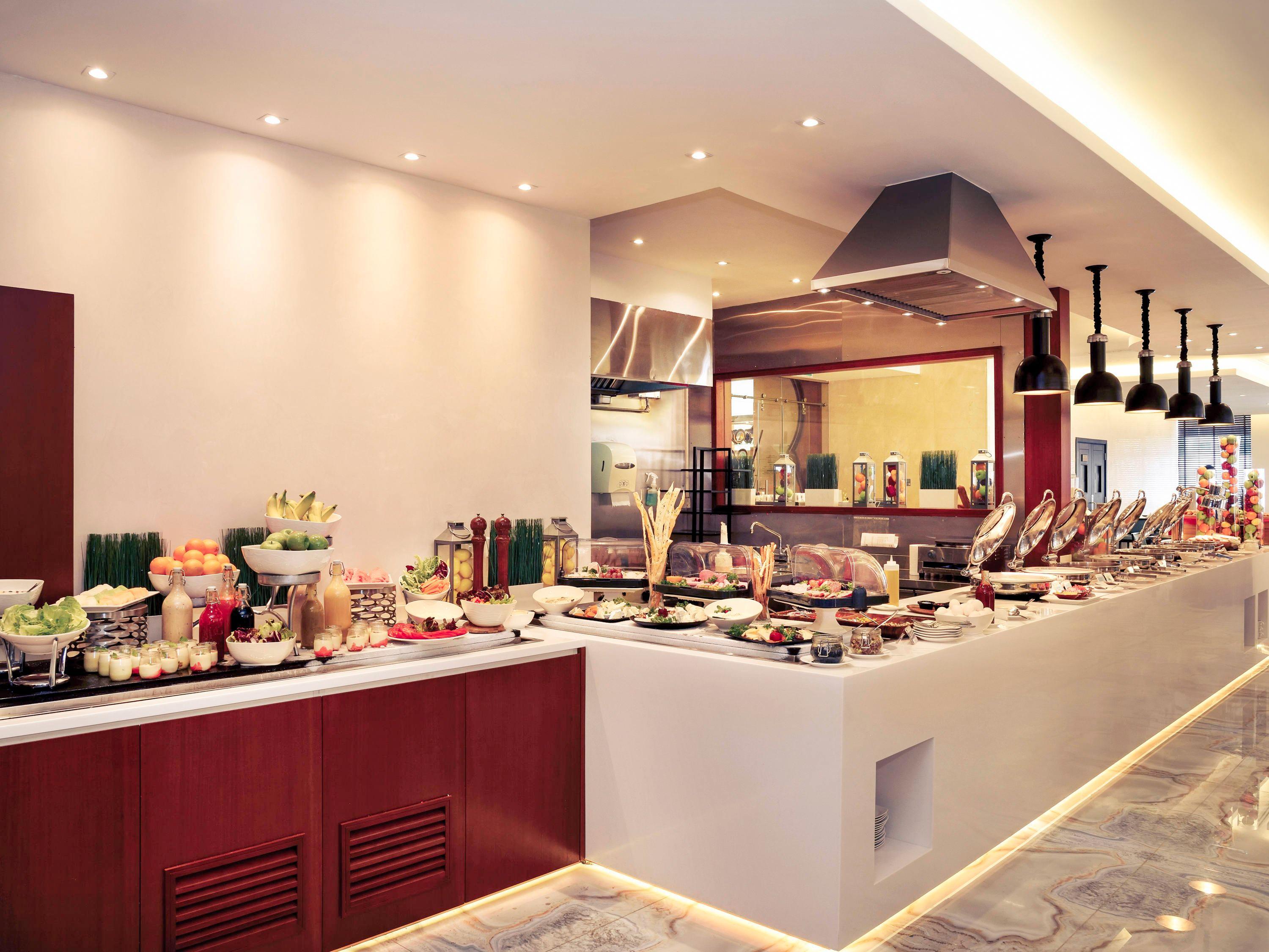 Crowne Plaza - Dubai Jumeirah By Ihg Exterior photo The buffet at the hotel