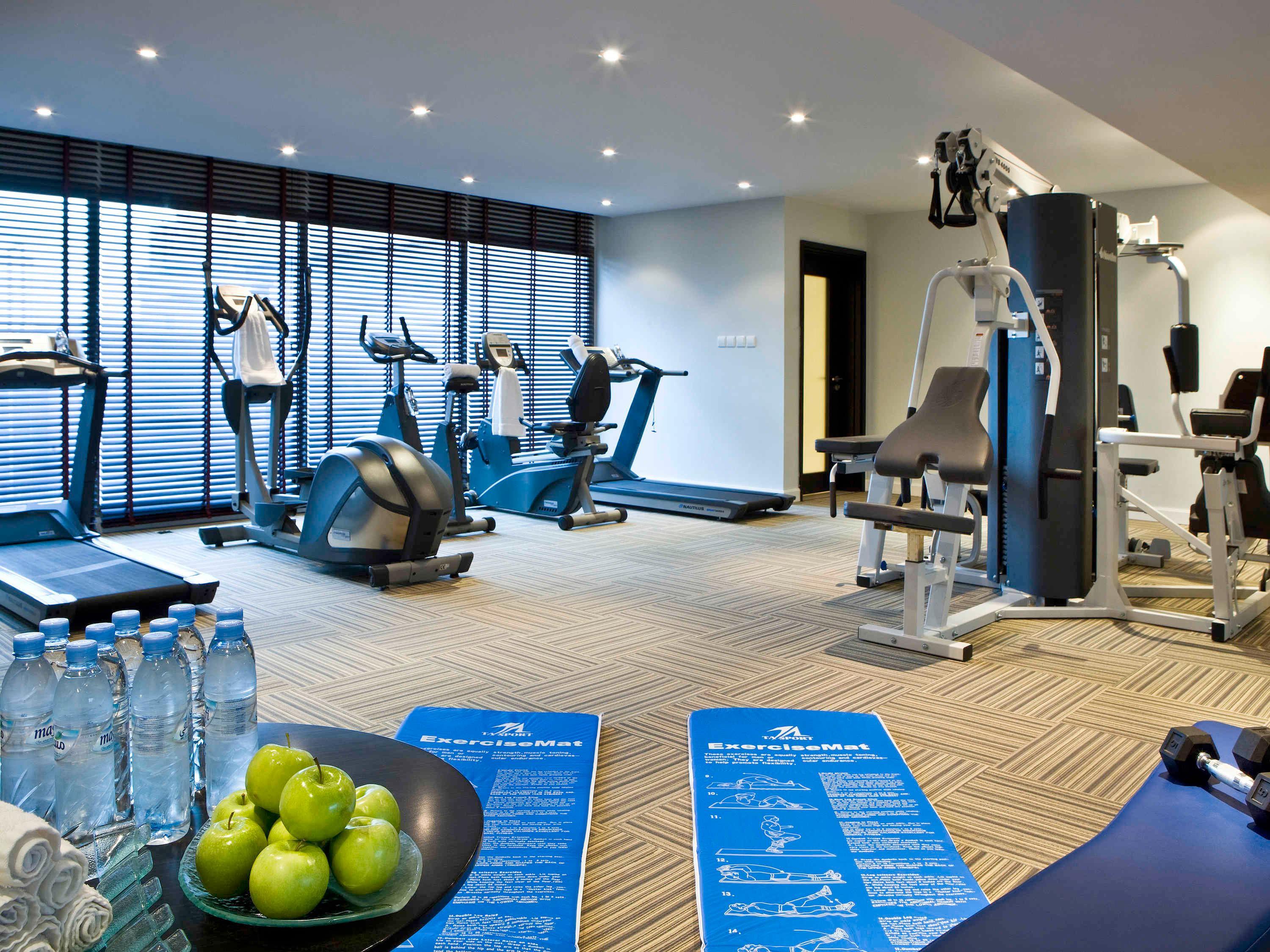 Crowne Plaza - Dubai Jumeirah By Ihg Exterior photo The gym at the hotel