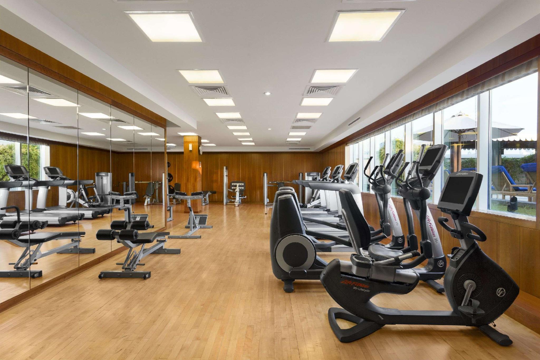 Crowne Plaza - Dubai Jumeirah By Ihg Exterior photo The gym at the hotel