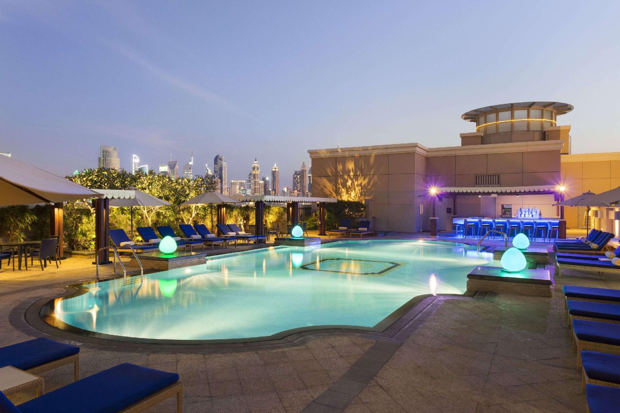 Crowne Plaza - Dubai Jumeirah By Ihg Exterior photo The swimming pool at the hotel