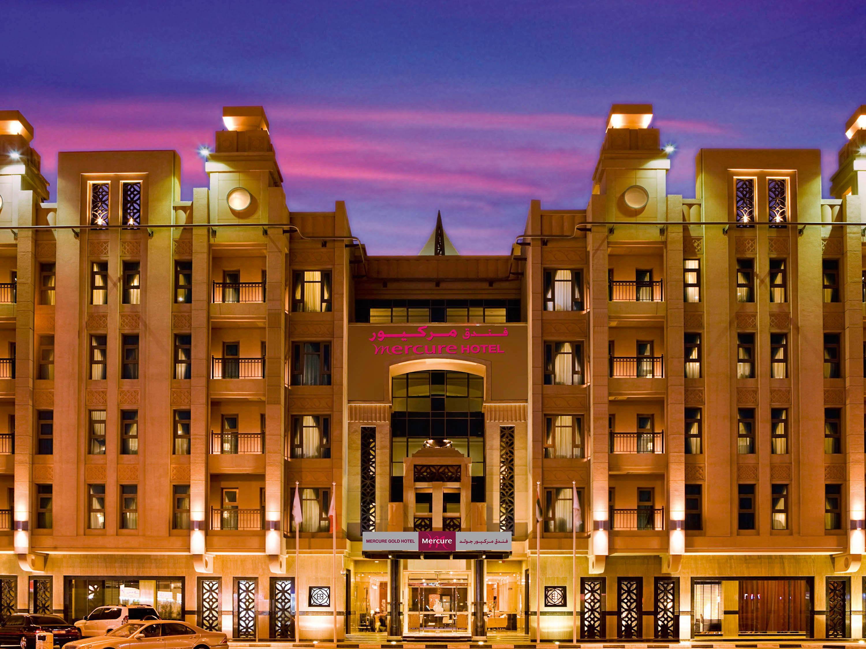 Crowne Plaza - Dubai Jumeirah By Ihg Exterior photo The hotel at night