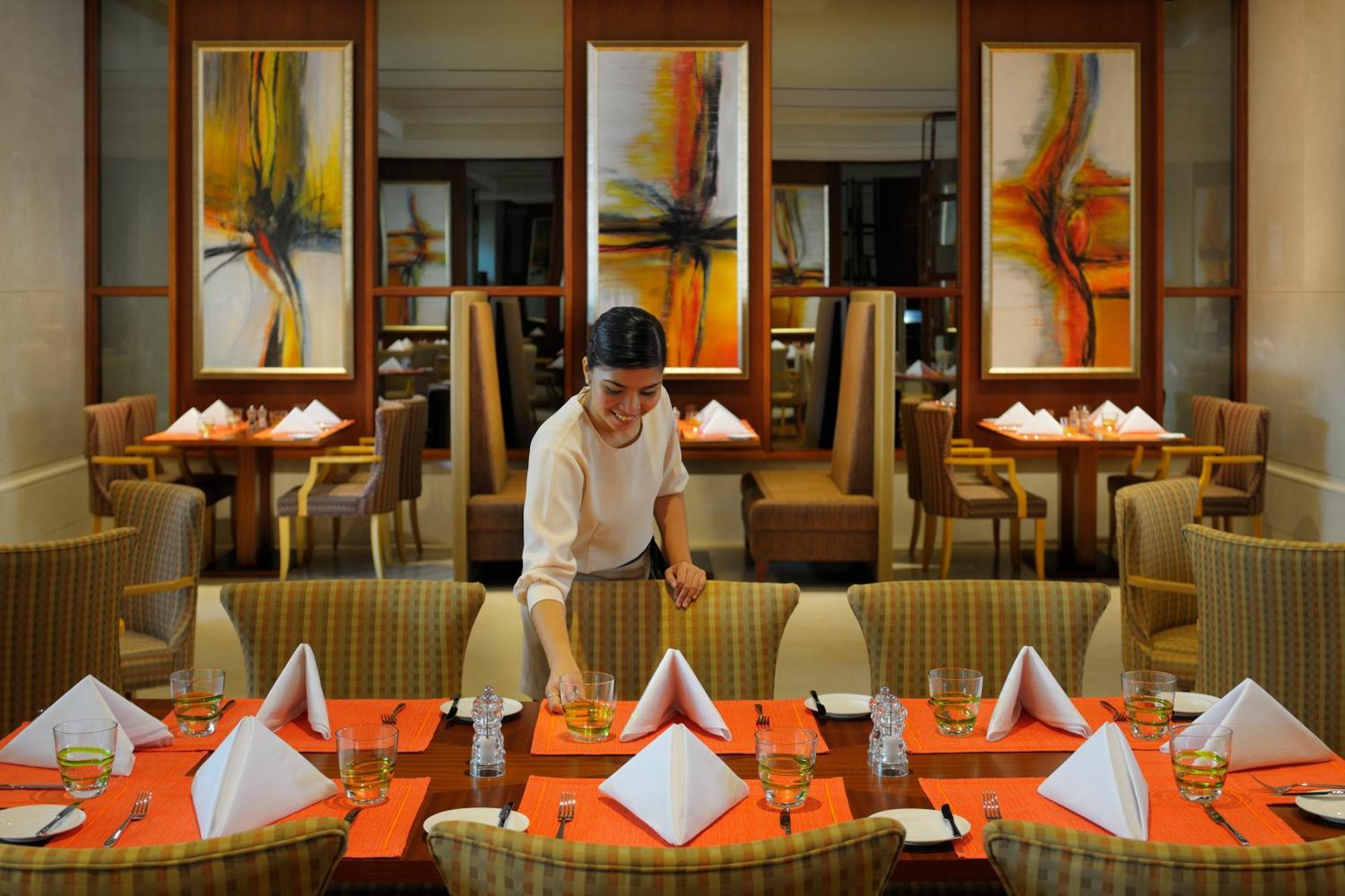 Crowne Plaza - Dubai Jumeirah By Ihg Exterior photo A restaurant in a hotel