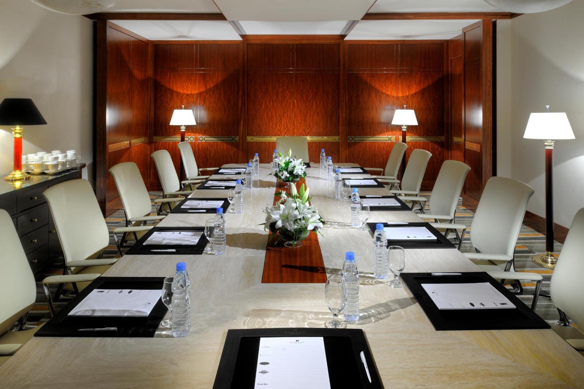 Crowne Plaza - Dubai Jumeirah By Ihg Exterior photo A boardroom at a hotel
