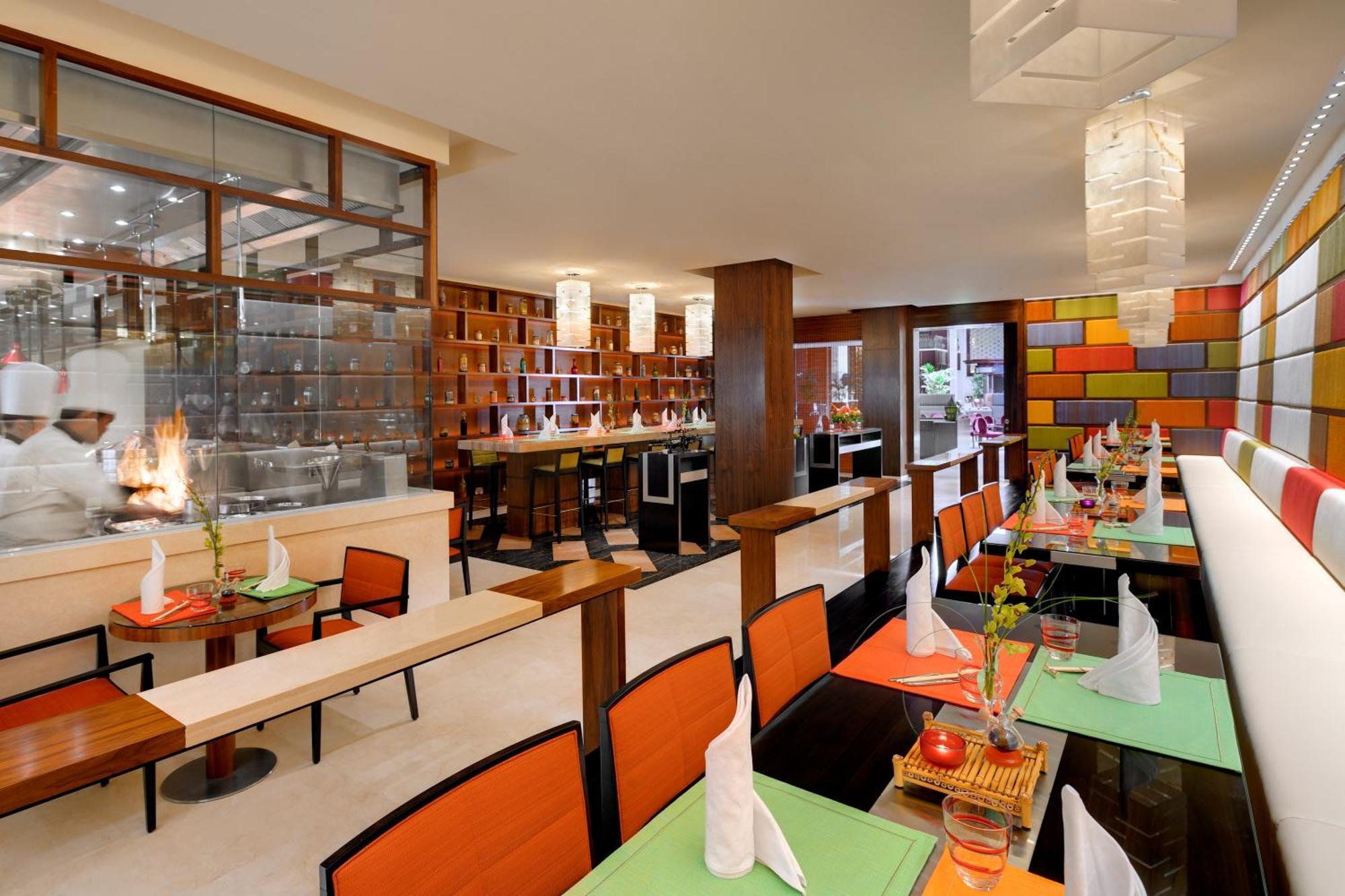Crowne Plaza - Dubai Jumeirah By Ihg Restaurant photo The restaurant