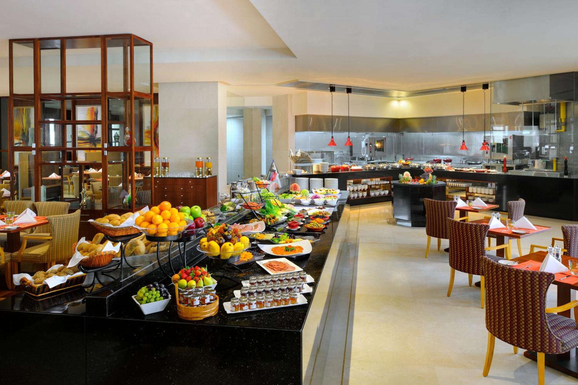 Crowne Plaza - Dubai Jumeirah By Ihg Restaurant photo The buffet at the hotel
