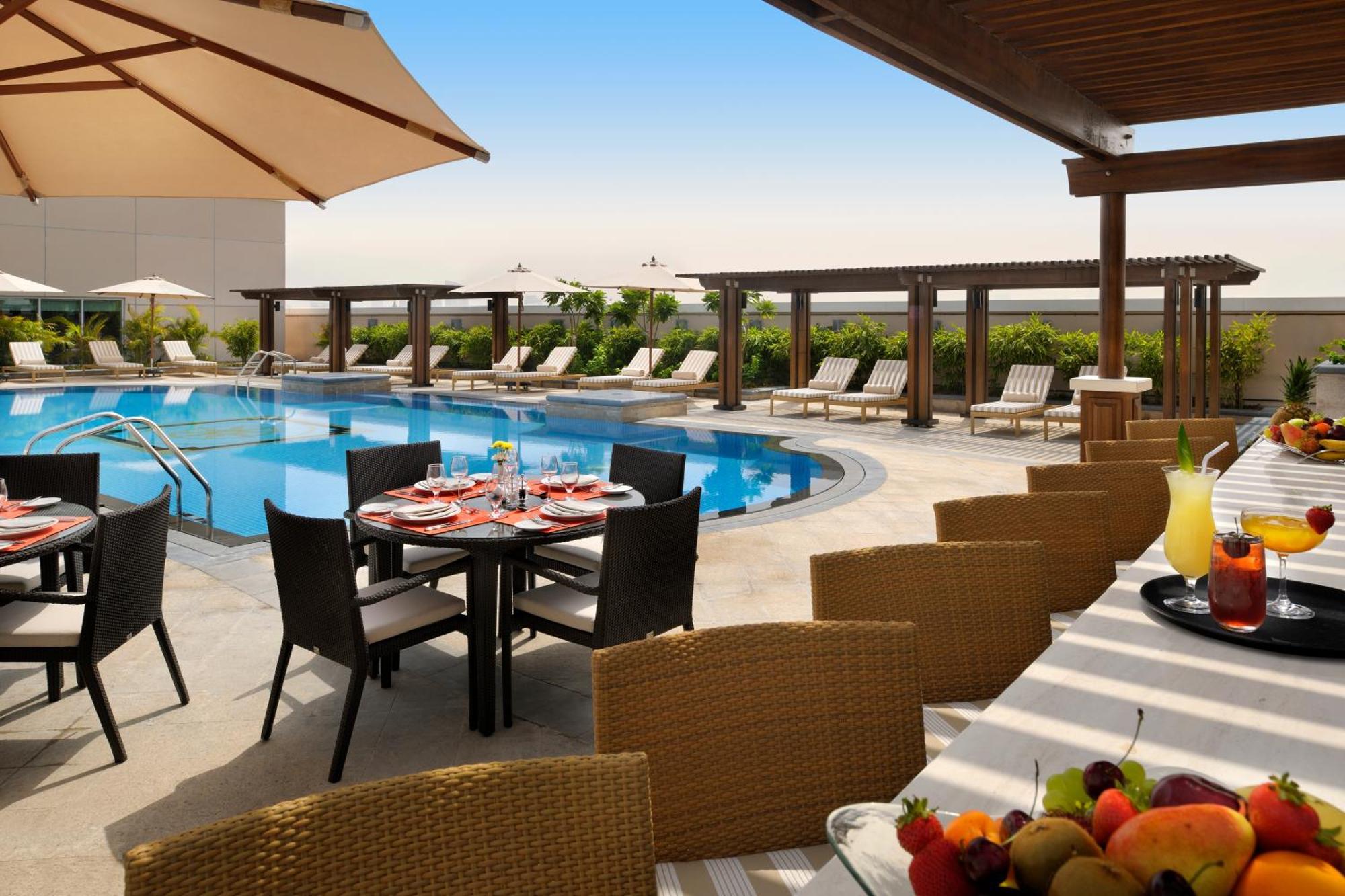 Crowne Plaza - Dubai Jumeirah By Ihg Exterior photo The swimming pool at the hotel