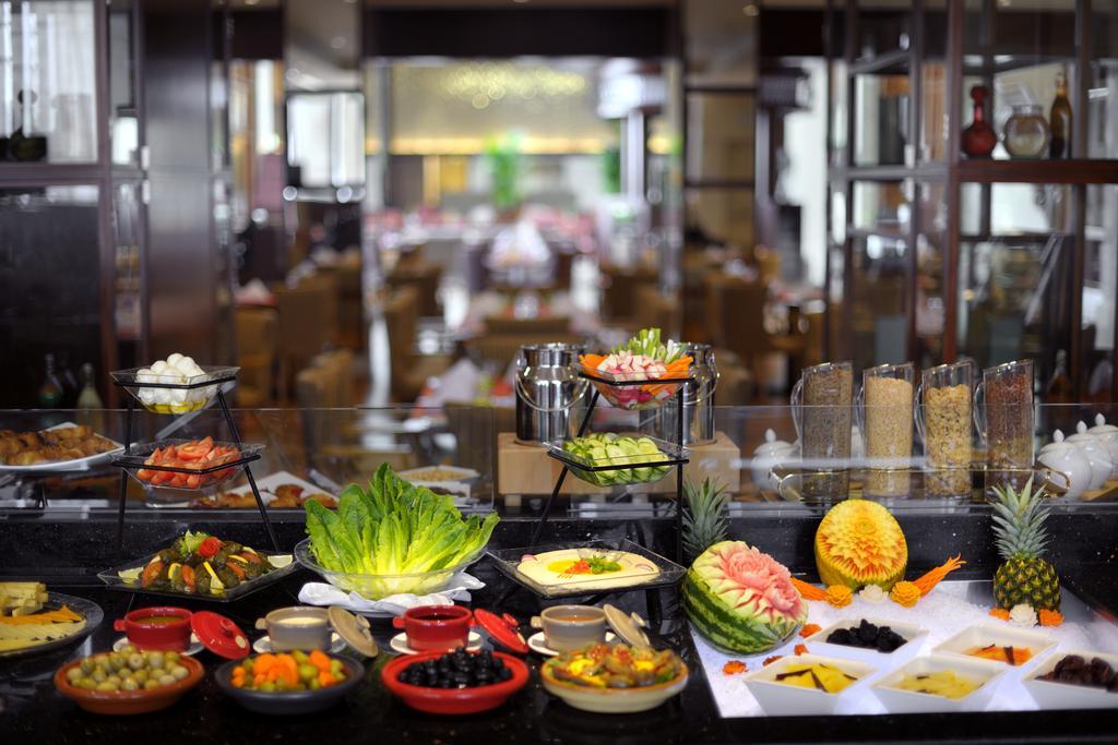 Crowne Plaza - Dubai Jumeirah By Ihg Exterior photo A salad bar